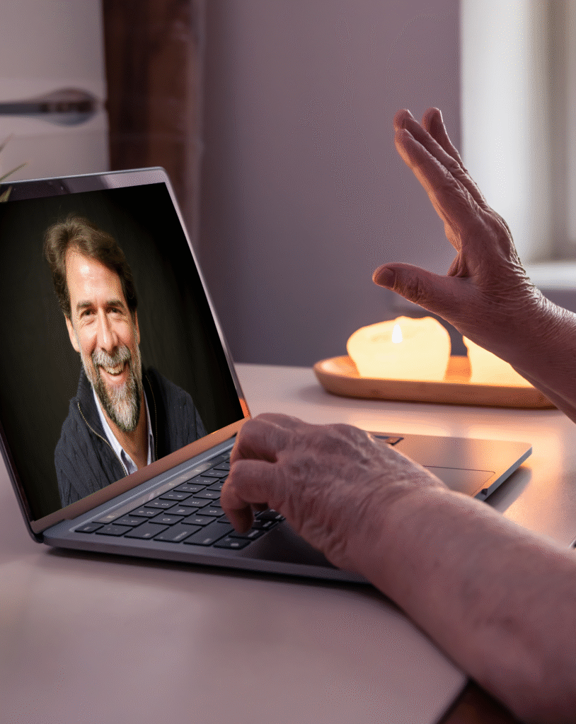 una anciana se comunica con su hijo traves de un enlace de video traves de una computadora portatil